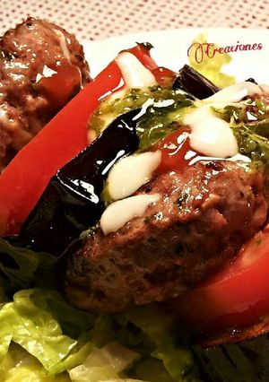 Una foto de Hamburguesas de solomillo de ternera, con tomates, berenjenas y vinagreta de albahaca