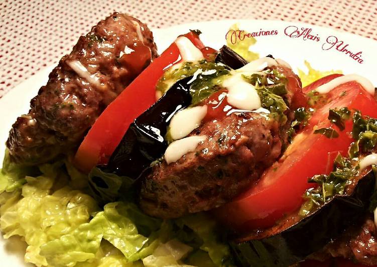 Hamburguesas de solomillo de ternera, con tomates, berenjenas y vinagreta de albahaca