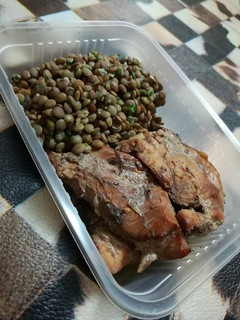 Una foto de Pechuga de pollo marinada en salsa de soja, con ensalada de lentejas