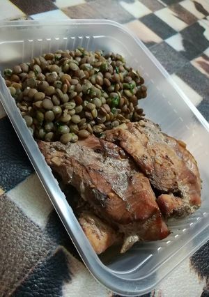 Una foto de Pechuga de pollo marinada en salsa de soja, con ensalada de lentejas