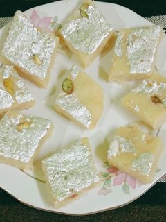 दूध पाउडर और नारियल की बर्फी (doodh powder aur nariyal ki barfi recipe in Hindi) रेसिपी मुख्य फोटो