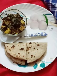 पालक आलू भुजिया (Palak aloo bhujiya recipe in Hindi) रेसिपी मुख्य फोटो