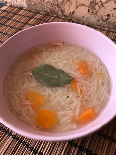 Una foto de Sopa de coliflor con zanahoria y fideos finos 🥣