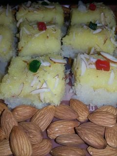 केसर इलायची कोकोनट बर्फी (kesar elaichi coconut burfi recipe in hindi) रेसिपी मुख्य फोटो