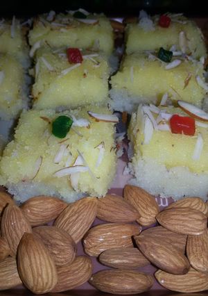 केसर इलायची कोकोनट बर्फी (kesar elaichi coconut burfi recipe in hindi) रेसिपी मुख्य फोटो