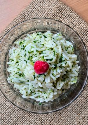 Una foto de Arroz con manteca (mantequilla) ajo, perejil y corazón de sorpresa 😋 🍚 🧈🧄🌱🧀