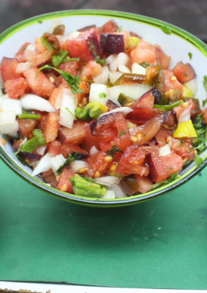 Una foto de Pico de gallo con tomates negros