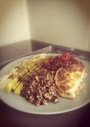 Une photo de Asperges, betterave, lentilles, quiche