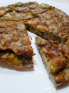 Una foto de Tortilla de berenjena y pimiento verde
