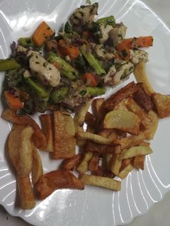 Bazsalikomos, zöld spárgás csirkemell sárgarépával recept fotója