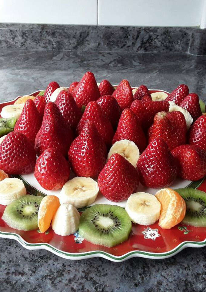 Una foto de Frutas de temporada con chocolate de cobertura 70% de cacao