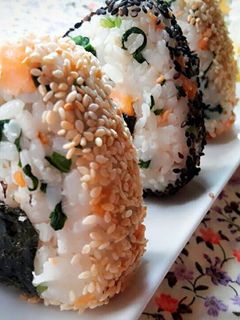 菠菜鮭魚飯糰 ~ Spinach Salmon Onigiri 的食譜成品照片