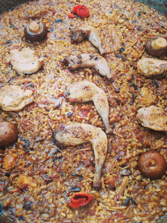 Una foto de Arroz de setas y codorniz