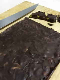 Una foto de Turrón de chocolate y pistachos