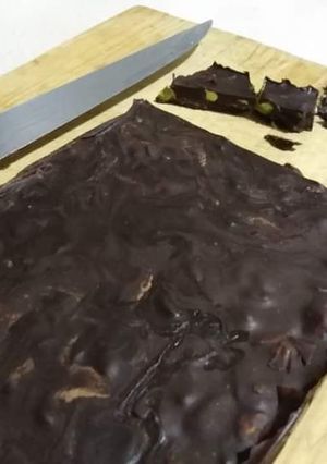 Una foto de Turrón de chocolate y pistachos
