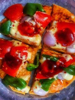 आटे का पिज़्ज़ा (aate ka pizza recipe in Hindi) रेसिपी मुख्य फोटो