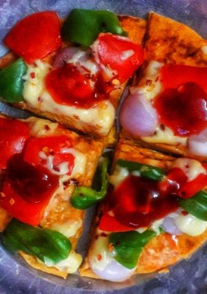 आटे का पिज़्ज़ा (aate ka pizza recipe in Hindi) रेसिपी मुख्य फोटो