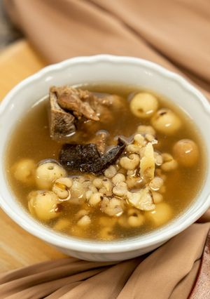 【老菜脯薏仁蓮子排骨湯】穀雨節氣燉湯，溽暑養生全方位 的食譜成品照片