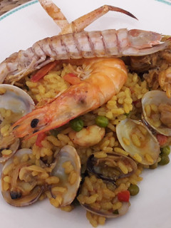 Una foto de Paella de marisco - tenger gyümölcsei -spanyolos ételek magyarul