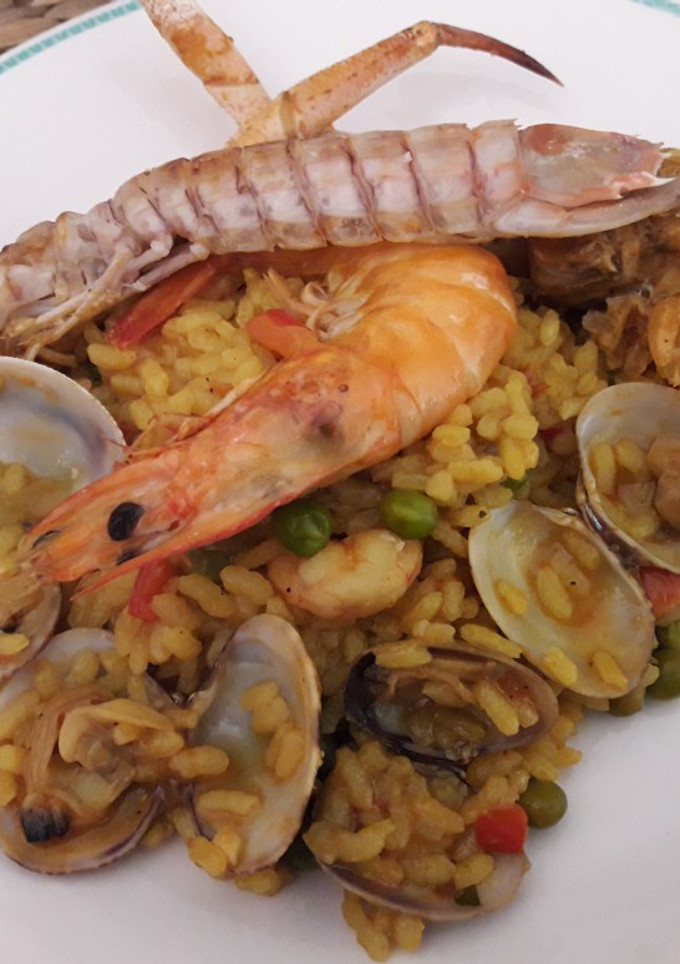 Una foto de Paella de marisco - tenger gyümölcsei -spanyolos ételek magyarul