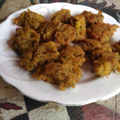 A picture of Red lentil and nonia leaves fritters.
