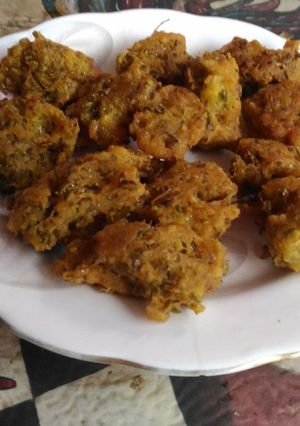 A picture of Red lentil and nonia leaves fritters.