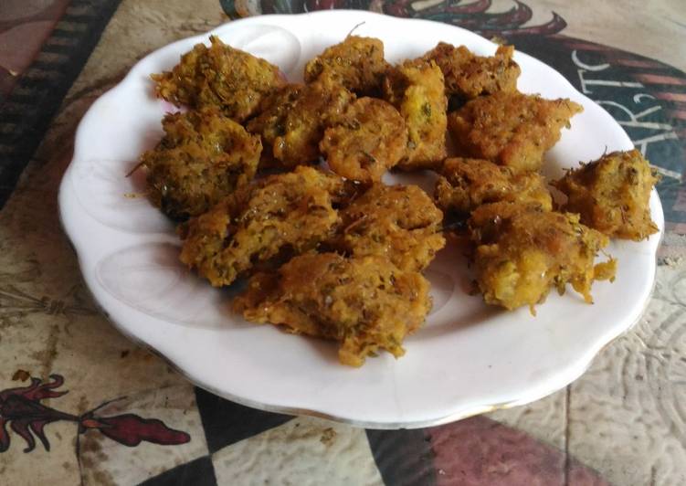 Red lentil and nonia leaves fritters