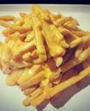 Papas con salsa cheddar