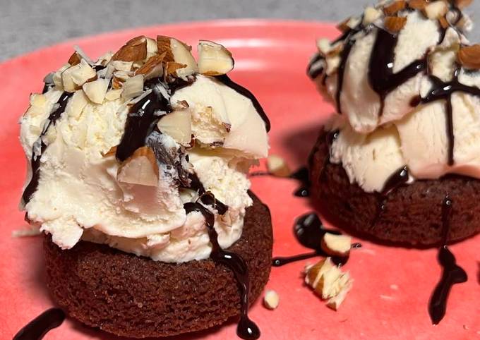 Baked chocolate donuts sundae Recipe by Sarvat Hanif - Cookpad