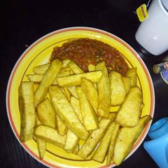A picture of Fried yam with tomato sauce.