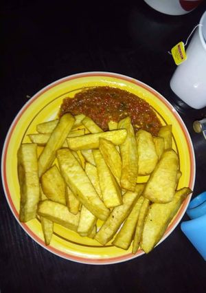 A picture of Fried yam with tomato sauce.