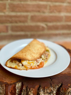 Una foto de Piadina mediterránea rellena de atún