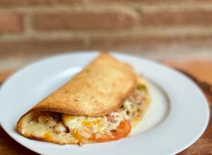 Una foto de Piadina mediterránea rellena de atún