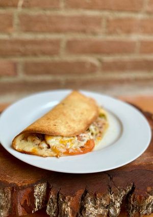 Una foto de Piadina mediterránea rellena de atún
