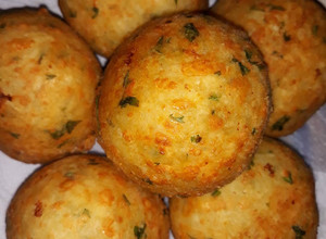 Una foto de Croquetas de yuca rellenas con queso mozzarella
