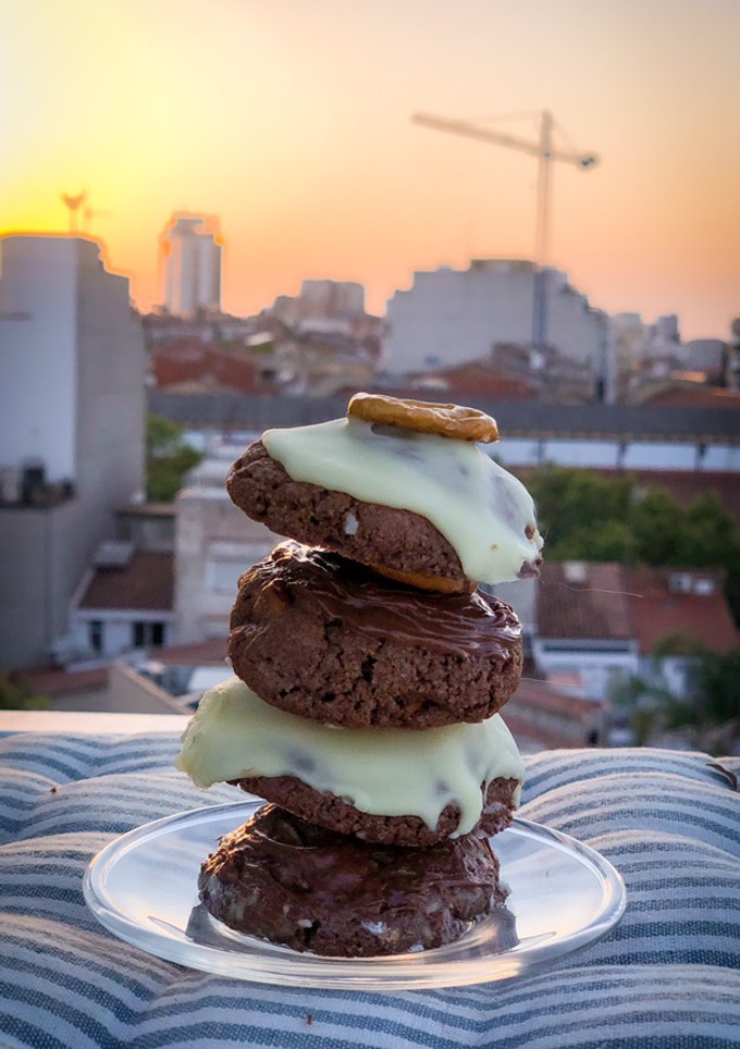 Una foto de 🥨🍫Galletas de chocolate y pretzels 🍫🥨