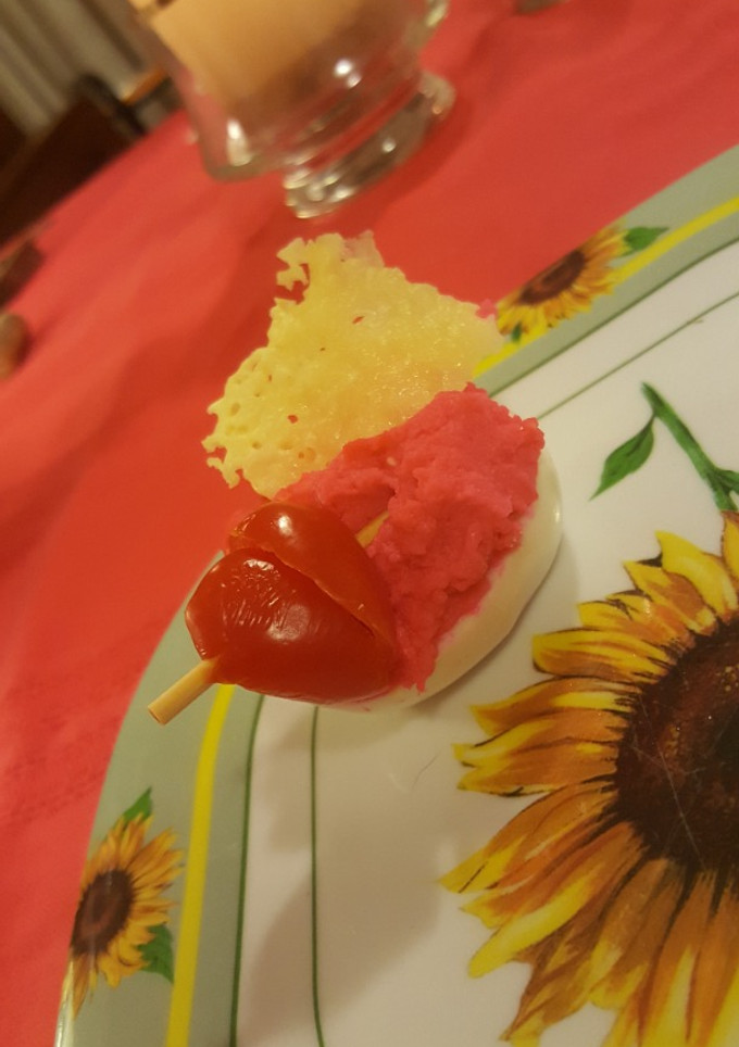Una foto de Huevos rellenos con Hummus - Especial San Valentín