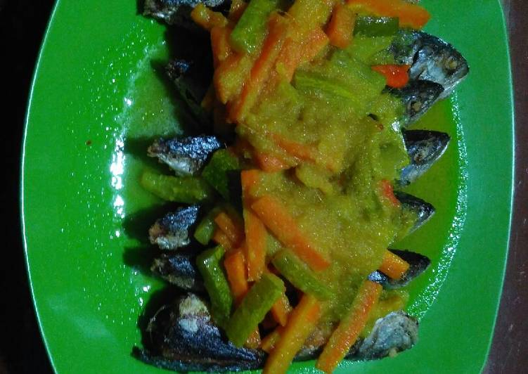 Kembung goreng siram acar kuning/ pesmol