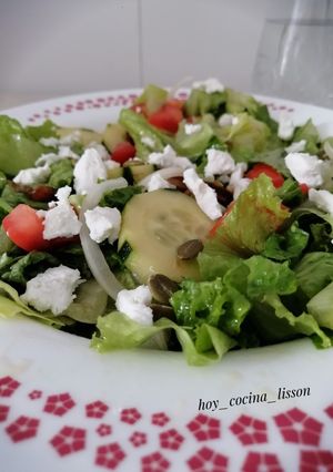 Una foto de Ensalada con dátiles y frutos secos