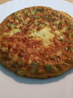 Una foto de Tortilla de hojas tiernas de cebolleta