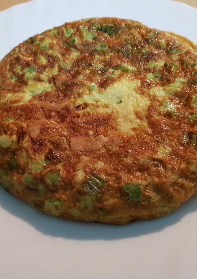 Una foto de Tortilla de hojas tiernas de cebolleta