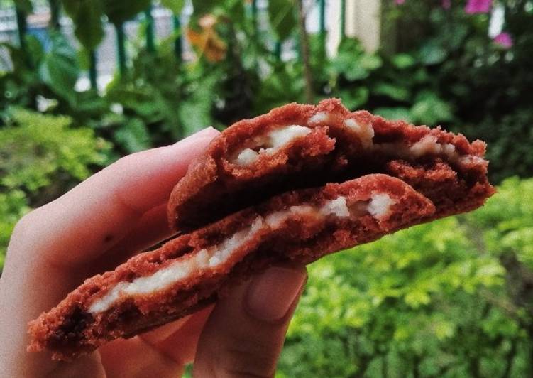 Red velvet cookies (cream cheese filling)