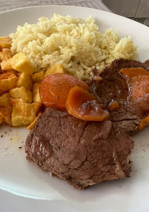 Una foto de Carne al vino tinto en multiolla
