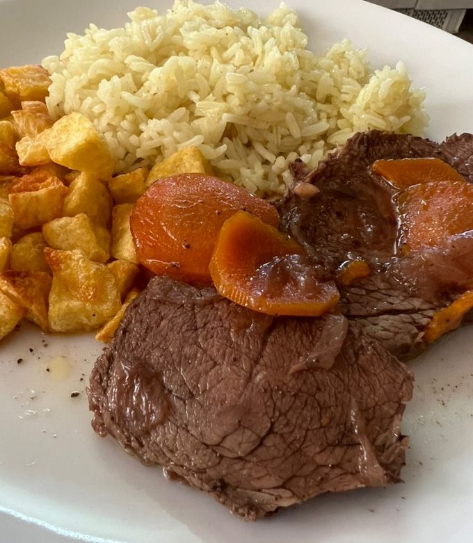 Una foto de Carne al vino tinto en multiolla