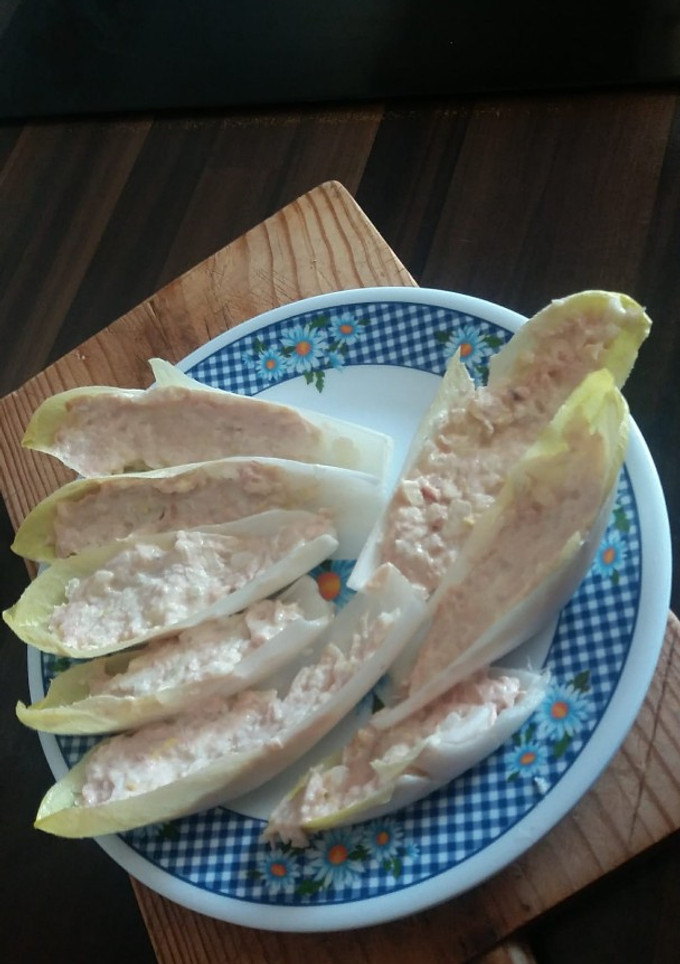 Una foto de Hojas de endivias rellenas