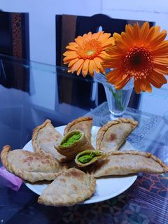 मटर करंजी (matar karanji recipe in marathi) रेसिपी चे मुख्य फोटो
