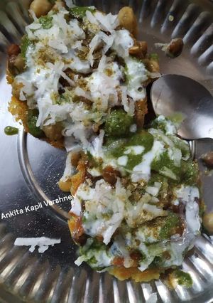 A picture of Aloo Tikki Chaat.