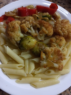 Una foto de Pasta con coliflor y repollitos