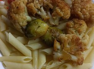Una foto de Pasta con coliflor y repollitos