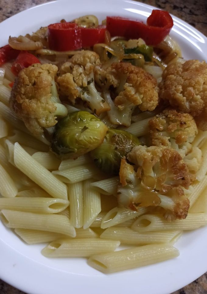 Una foto de Pasta con coliflor y repollitos